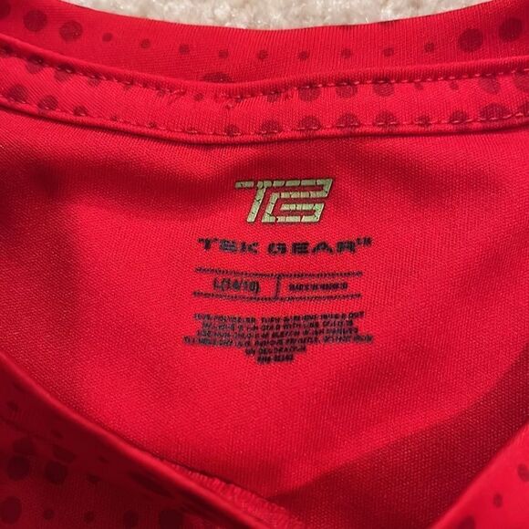 SIZE LARGE TEK GEAR KIDS RED SHIRT - Picture 3 of 8